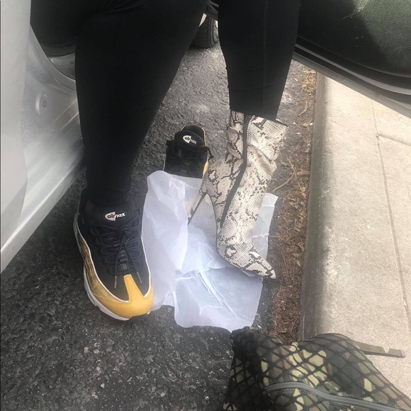 Scrunch Top Details. Closed Toe Ankle Boot. - Picture 7 of 7